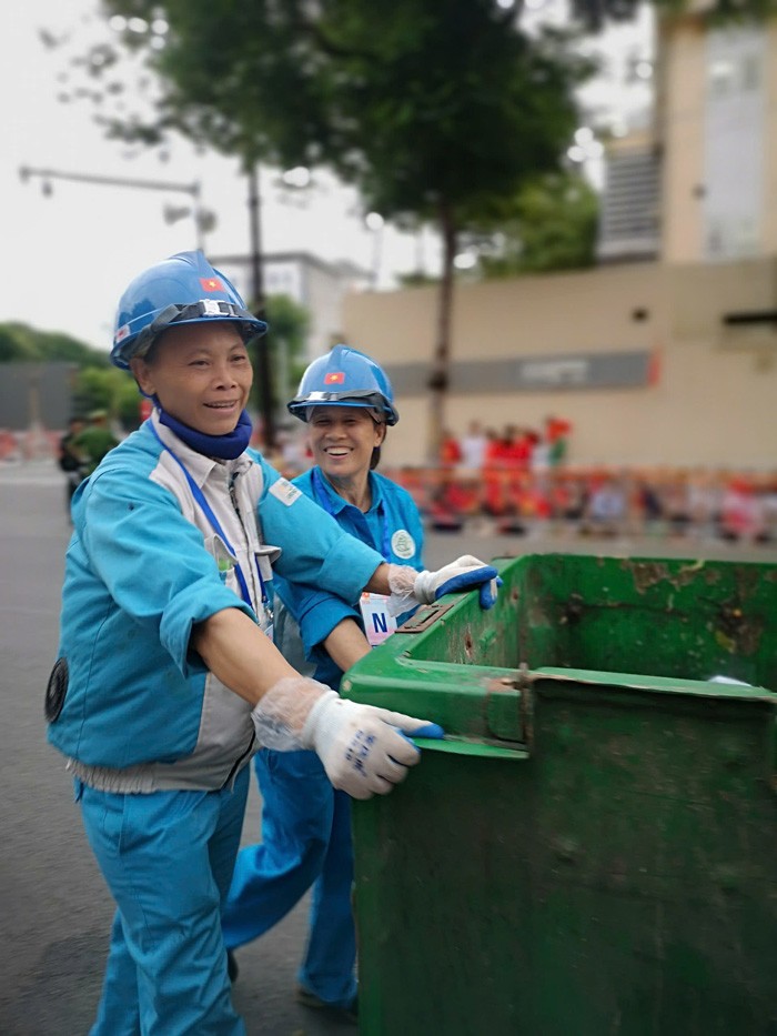 Dù công việc vất vả nhưng họ vẫn rất vui khi được phục vụ chương trình đại lễ.
