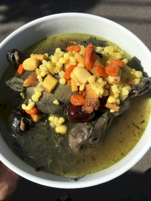 Bác trai cũng chịu khó chăm sóc bồi bổ cho bác gái mà bệnh tình không cải thiện