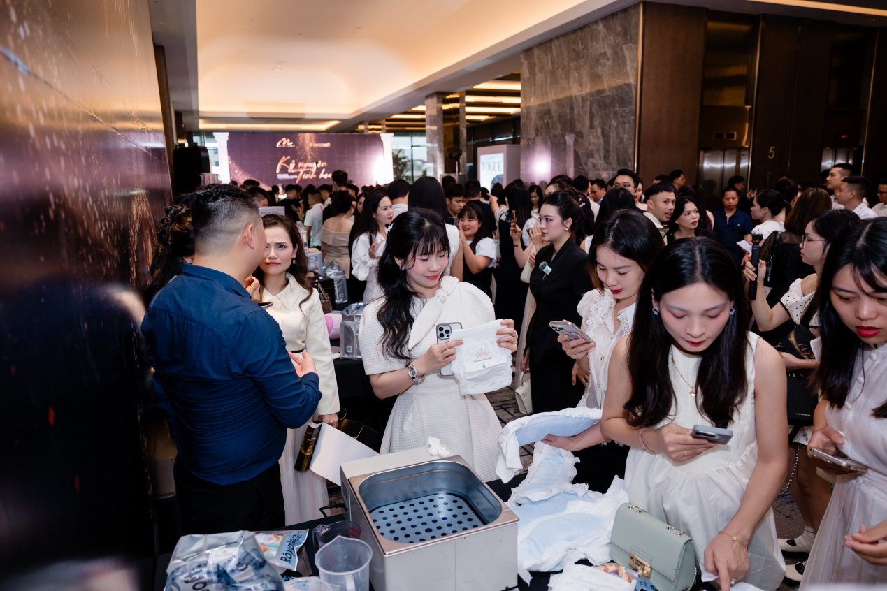 Không khí sự kiện thêm phần sôi động với sự góp mặt của đông đảo khách mời, cùng trải nghiệm những điểm nhấn nổi bật từ tã bỉm Royalsoft.