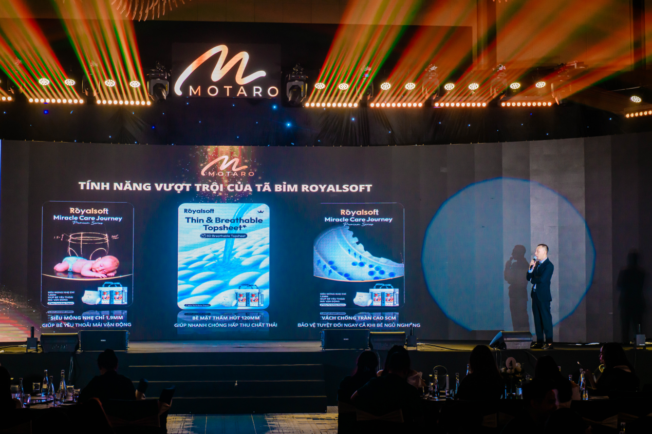 Ông Phạm Xuân Nam - Giám đốc điều hành Motaro Group giới thiệu sản phẩm tã bỉm Royalsoft, khẳng định cam kết đồng hành cùng các bà mẹ Việt trong hành trình chăm sóc con.