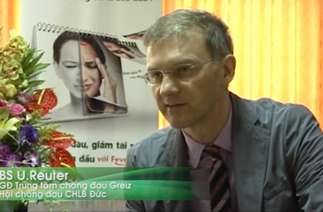 Tiến sỹ Reuter trong buổi trao đổi kinh nghiệm cùng các chuyên gia, bác sỹ Việt Nam