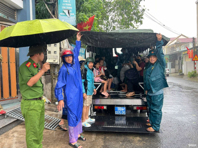 10h30, lực lượng chức năng xã Đan Hải (Hà Tĩnh) tiếp tục dùng xe chuyên dụng vận chuyển bà con đi tránh bão. Ảnh: Thiện Lương