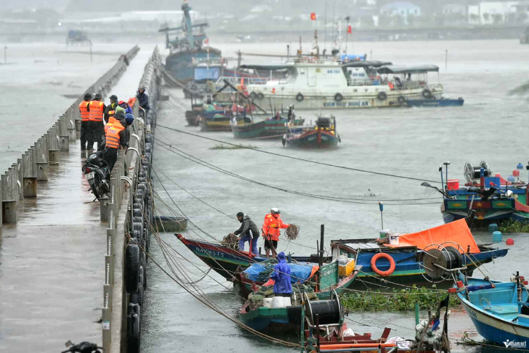 Lực lượng quân đội, công an giúp dân neo đậu tàu thuyền trước khi bão đổ bộ. Ảnh: Tùng Nghị