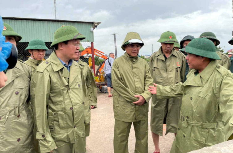 Ông Nguyễn Đức Trung và ông Nguyễn Bá Lực thị sát tại xã Diễn Châu sáng 25/8. Ảnh: Thanh Hải