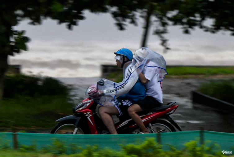 Người dân di chuyển khó khăn trên tuyến đường dọc bãi biển ở Cửa Lò. Ảnh: Trọng Tùng