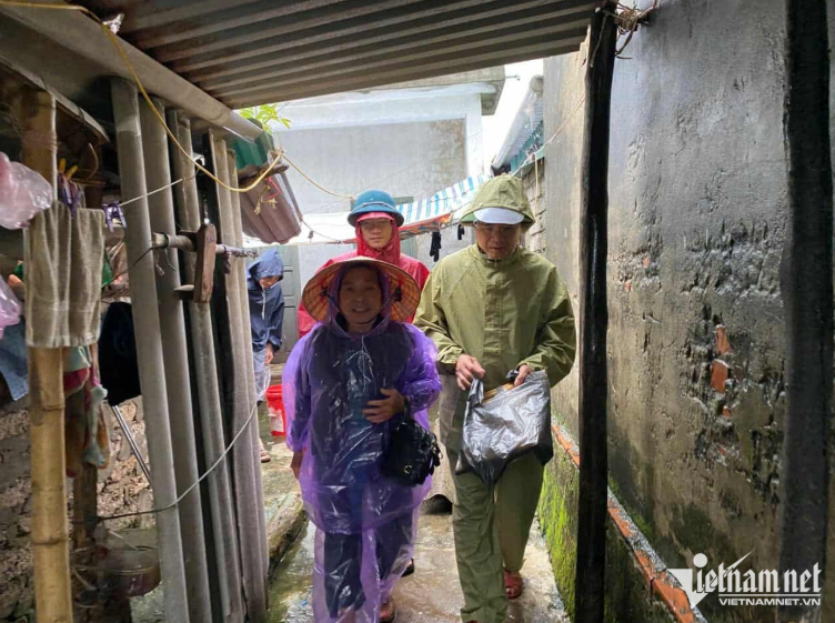 Di tản bà Trần Thị Tân, thôn Quyết Thắng, xã Diễn Châu - vợ liệt sĩ đến vị trí an toàn tránh trú bão. Ảnh: Thanh Hải
