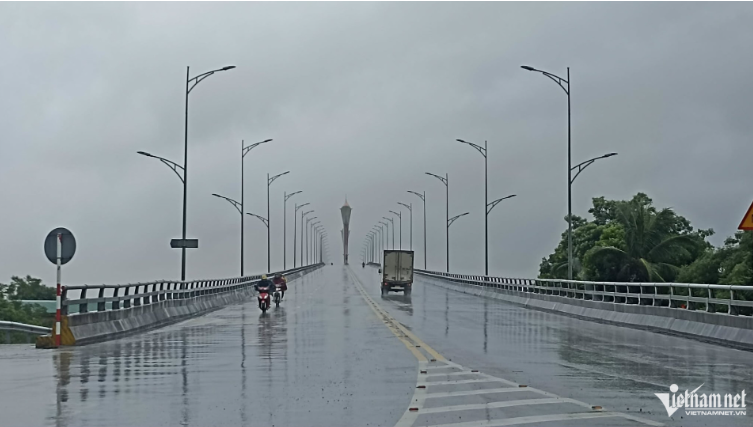 Cập nhật bão số 5 (Kajiki): Bão cách đất liền 65km, gió rít dữ dội - 22