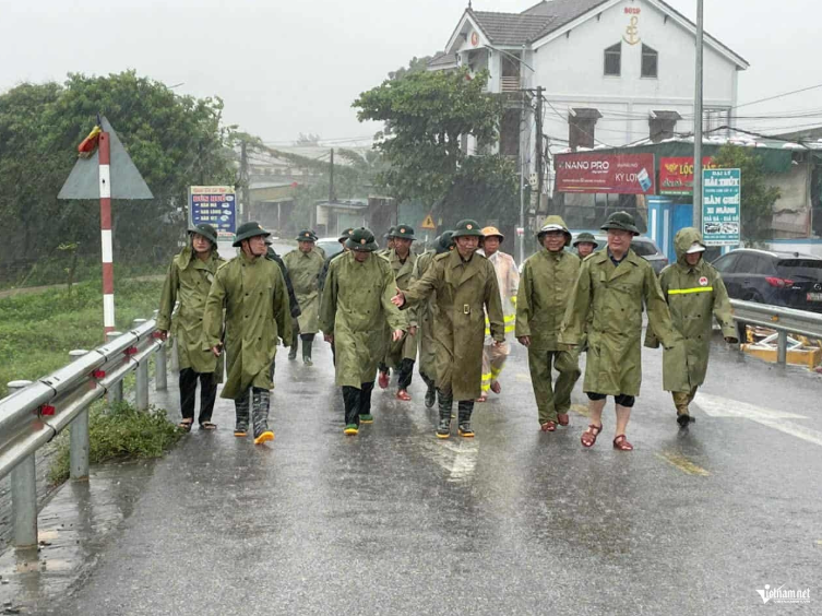 Phó Thủ tướng Trần Hồng Hà cùng đoàn công tác thị sát công tác chống bão số 5 tại Nghệ An. Ảnh: Thanh Hải