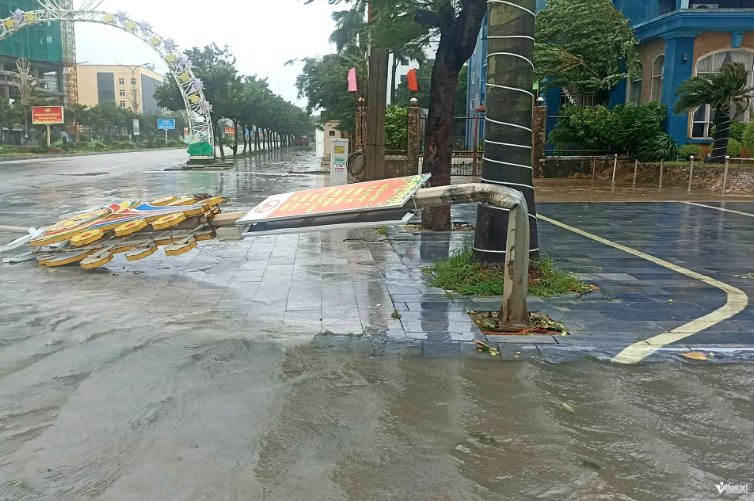 Cột đèn bị uốn cong do ảnh hưởng gió lớn tại Cửa Lò. Ảnh: Trần Nghị