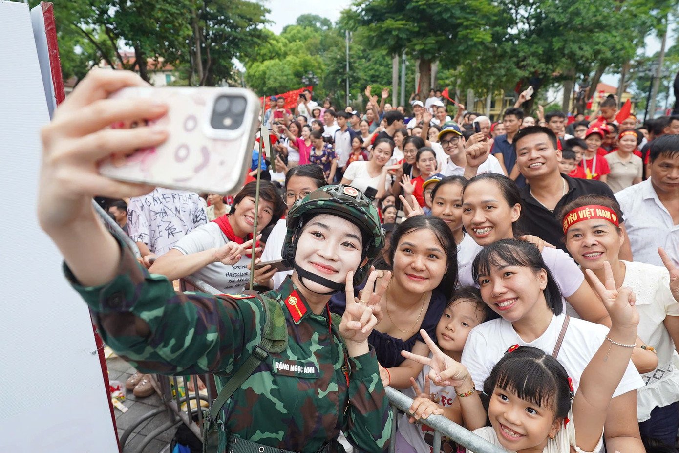 Nữ chiến sĩ giao lưu, chụp ảnh lưu niệm, hoà chung không khí với bạn trẻ, người dân tại khu vực quảng trường Ba Đình trước giờ hợp luyện diễu binh, diễu hành. Ảnh: Công Hướng