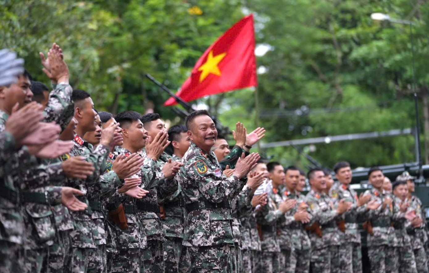 Hợp luyện diễu binh, ấm tình quân dân - 8