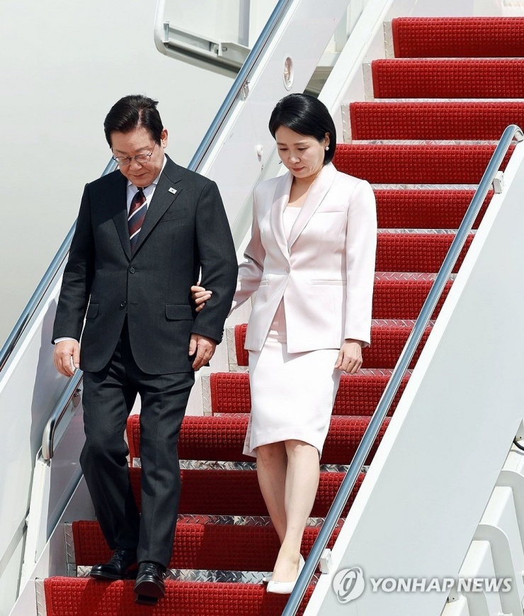 Tổng thống Hàn Quốc Lee Jae Myung và phu nhân Kim Hea Kyung đến Mỹ. (Ảnh: Yonhap)