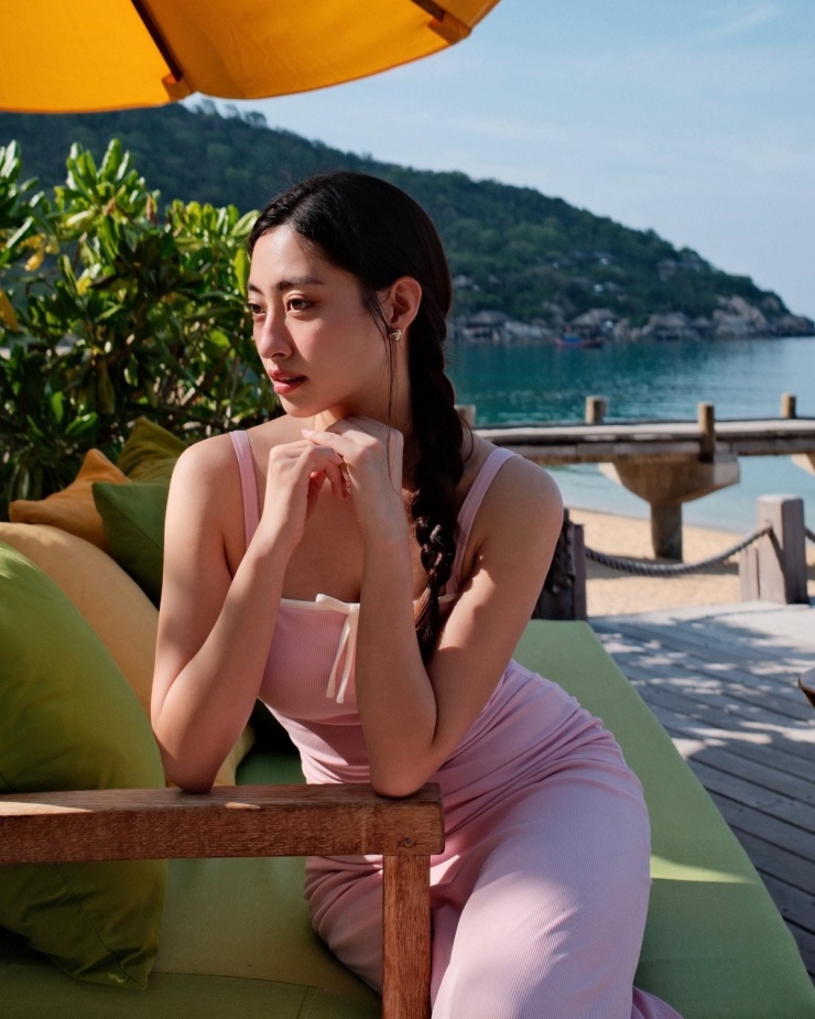 Lương Thùy Linh tôn đường cong cùng chiếc đầm thun do cô tự thiết kế trong chuyến nghỉ dưỡng ở Nha Trang.