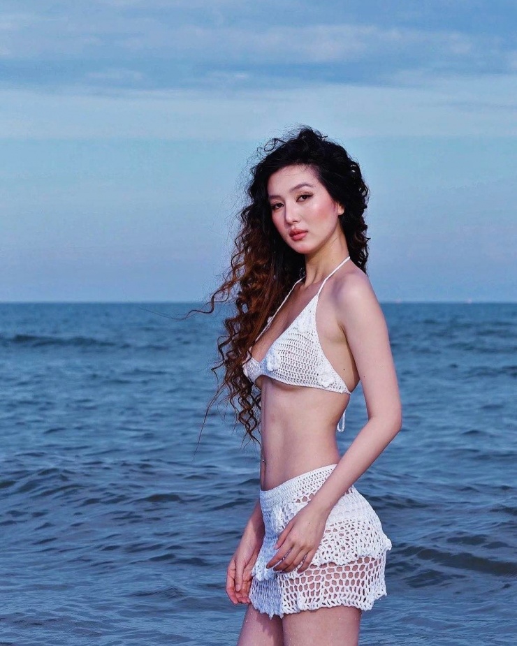 Tuệ Như - bà xã Hồ Quang Hiếu - mặc bikini khoe vóc dáng mỏng manh. Sau sinh con, cô vẫn có vòng eo phẳng.