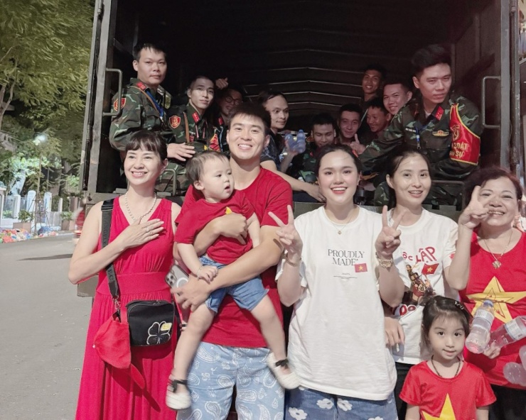 Gia đình cầu thủ Duy Mạnh ghi lại khoảnh khắc đáng nhớ sau lễ tổng hợp luyện diễu binh, diễu hành hôm 24/8.