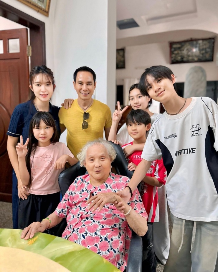 Lý Hải - Minh Hà đưa các con về quê Tiền Giang thăm bà nội 100 tuổi.