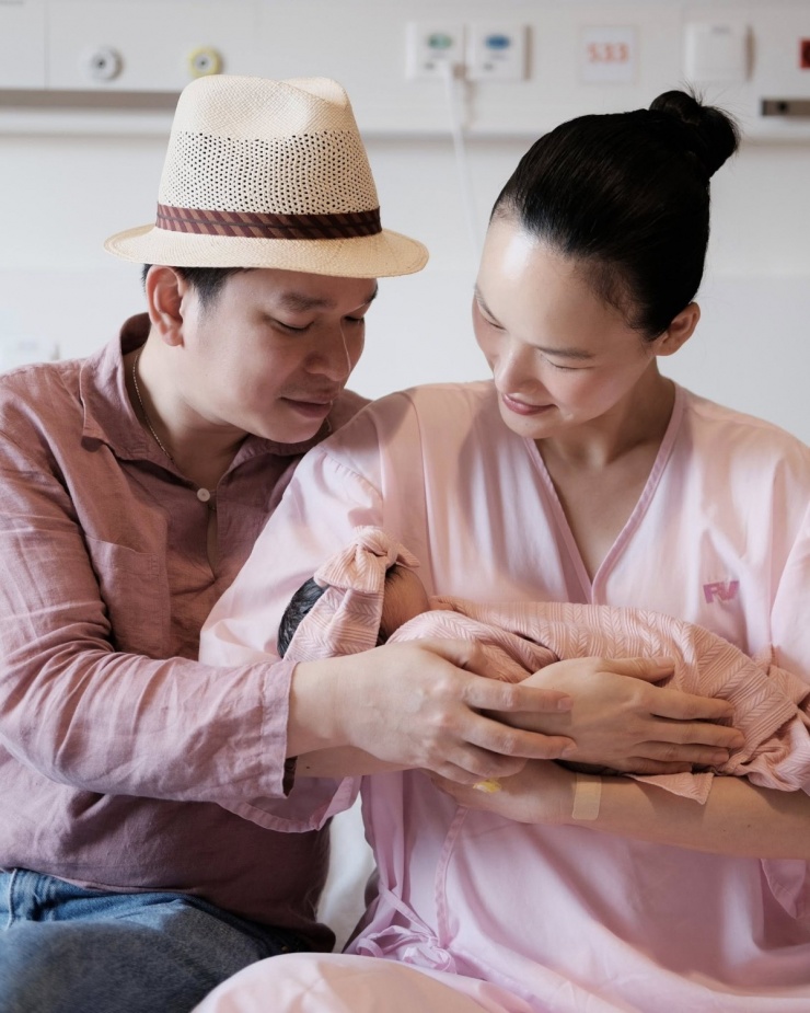 Tuyết Lan chia sẻ khoảnh khắc cùng ông xã đón công chúa nhỏ chào đời. Nàng mẫu đặt tên con gái là Nguyễn Khánh Anh. 'Từ nay, thế giới của bố mẹ có thêm mặt trời nhỏ xinh rồi', cô viết.