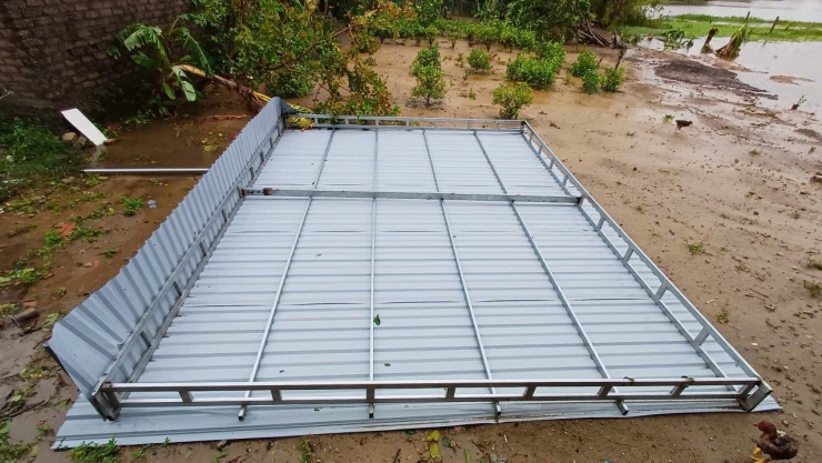 Mái lợp nhà dân bị gió thổi bay xuống đất.