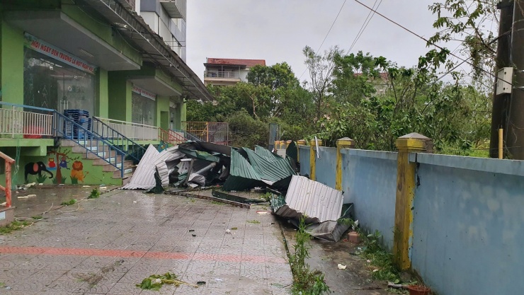 Mái tôn bị gió cuốn bay.