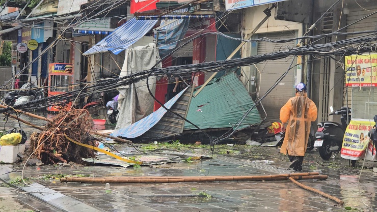 Hình ảnh đường phố Nghệ An ngổn ngang sau bão.