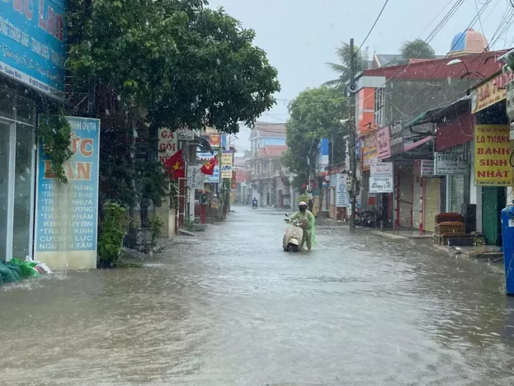 Bão số 5 gây mưa lớn làm nhiều nhà dân ở xã Hòa Trạch (Quảng Trị). Ảnh: BẢO THIÊN