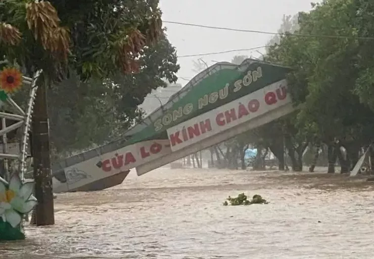 Khu vực ven biển Cửa Lò (Nghệ An) bị ngập do mưa lớn kèm nước dâng do bão. Ảnh: Đắc Lam