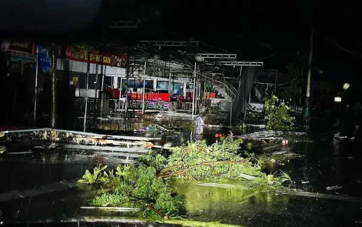 19h tối ngày 25-8, ghi nhận tại Khu du lịch biển Thiên Cầm (xã Thiên Cầm, tỉnh Hà Tĩnh) hầu hết các khách sạn, nhà hàng đều bị thiệt hại nặng nề. Ảnh: Minh Trường