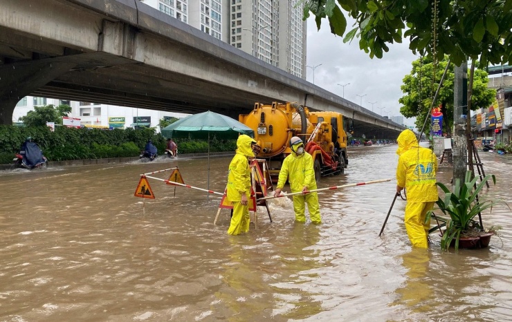 Mưa ngập trên đường Vành đai 3, Công ty Thoát nước đã huy động nhân lực, máy móc để làm công tác thoát nước.