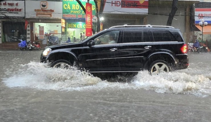 Mưa ngập trên phố Nguyễn Huy Tưởng Hà Nội sáng 26/8. Ảnh: Thanh Hiếu.