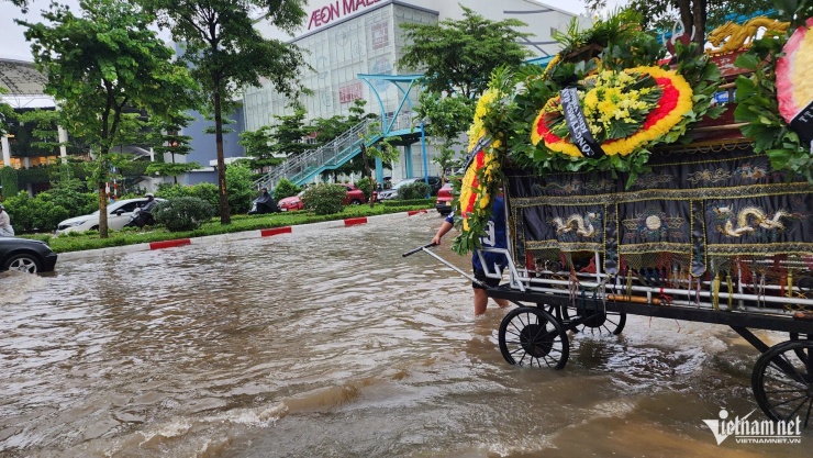 Sáng 26/8, do ảnh hưởng mưa lớn hoàn lưu bão số 5, khắp các ngả đường Hà Nội ngập sâu. Một gia đình không thể đưa tang đúng giờ vì ngập.