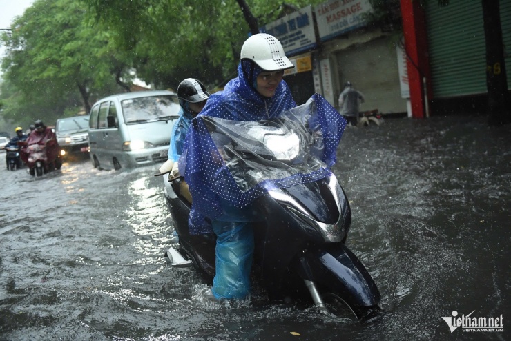 Nhiều tuyến phố Hà Nội ngập sâu, hàng loạt xe chết máy, giao thông hỗn loạn.