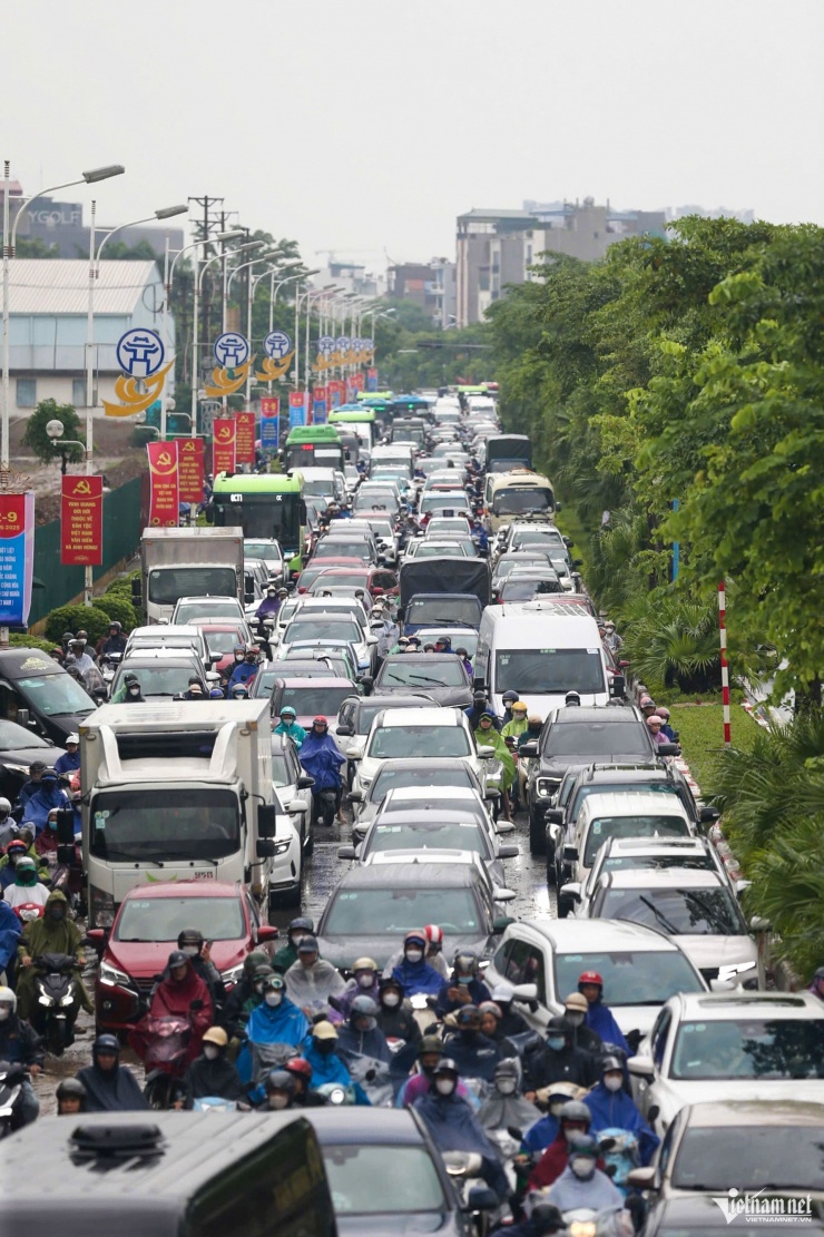 Ô tô kẹt cứng "chôn chân" trên đường, dòng phương tiện tắc dài hướng từ cầu Vĩnh Tuy tới Thanh Trì.