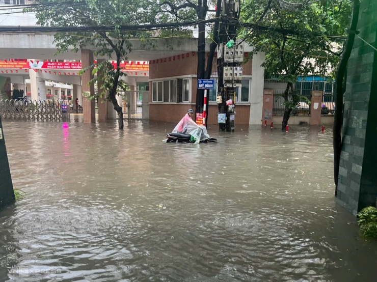 Đường Mỹ Đình ngập tới gần yên xe. Ảnh: Nguyễn Giang