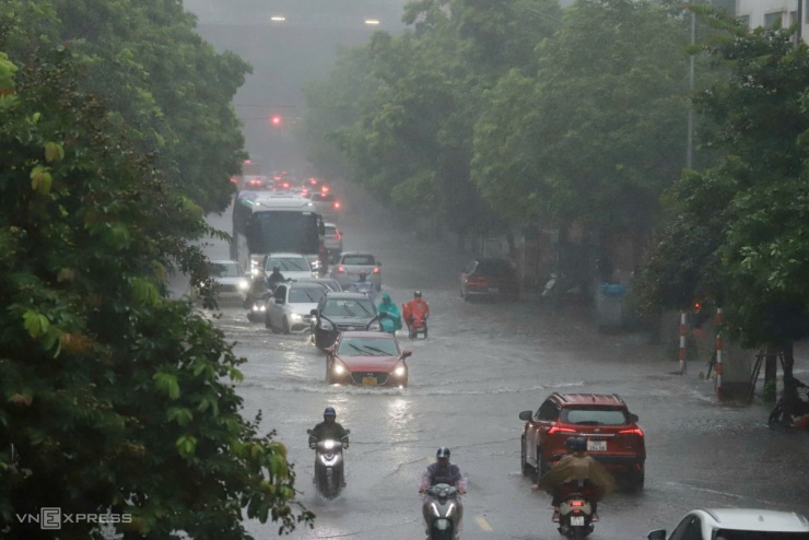 Phố Khúc Thừa Dụ, Cầu Giấy ngập sâu, nhiều xe chết máy. Ảnh: Võ Thạnh