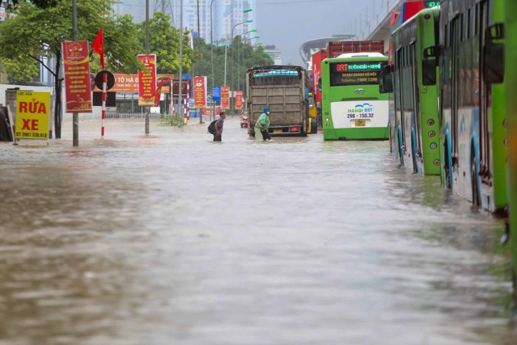 Giao thông Hà Nội hỗn loạn sau mưa lớn - 9