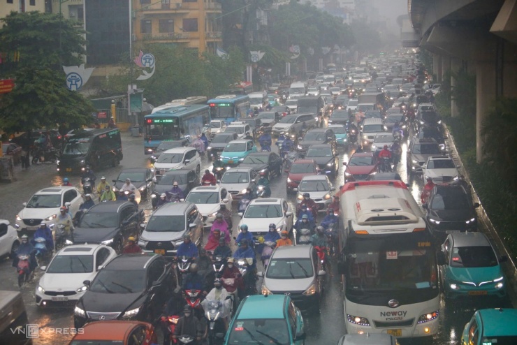 Dòng xe nối dài hơn một km trên đường Nguyễn Trãi. Ảnh: Phạm Chiểu