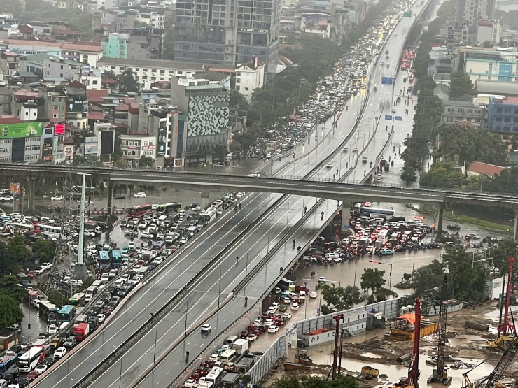 Giao thông Hà Nội hỗn loạn sau mưa lớn - 16