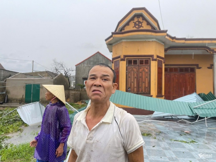 Anh Võ Hồng Hải (53 tuổi) thất thần sau cơn bão đi qua.
