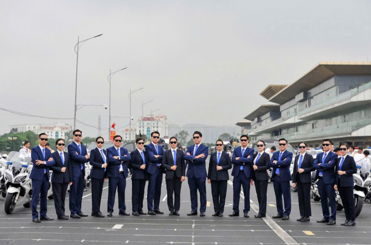 Đội hình cảnh vệ nam và nữ phối hợp tập luyện.