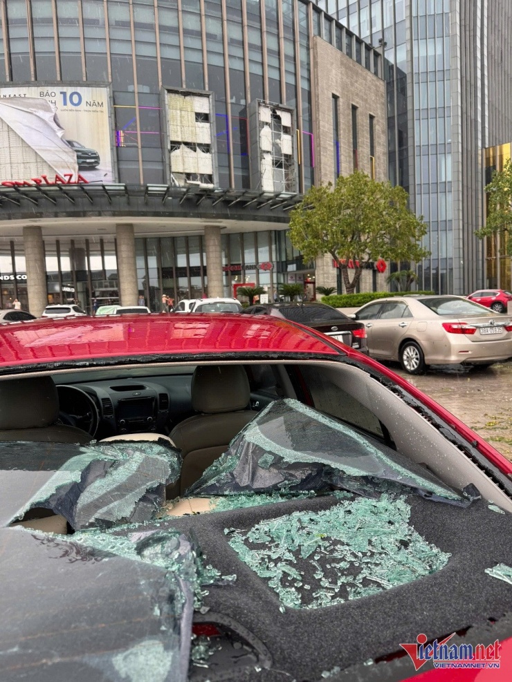 Chiếc xe bị vỡ kính hoàn toàn. Ảnh: K.N