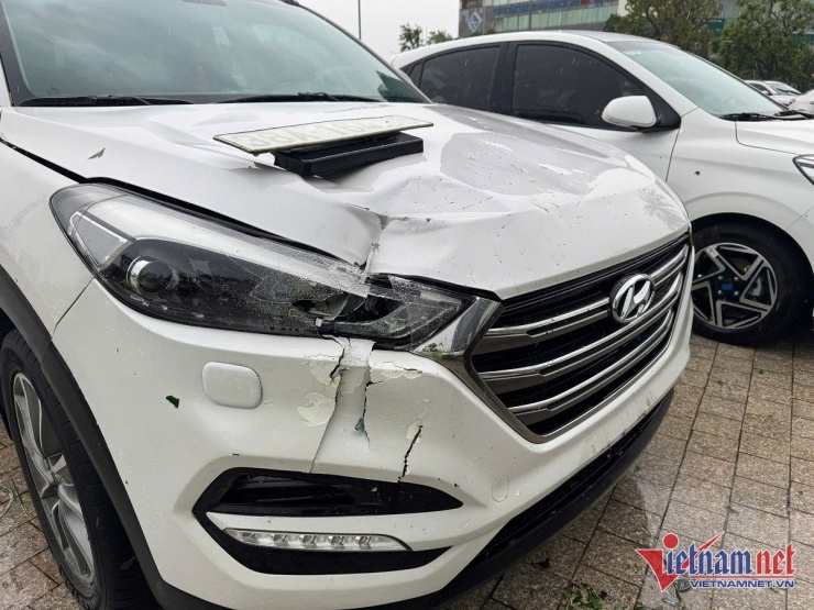 Chiếc xe Tucson bị vỡ đèn pha bên phải, nắp capo cũng bị móp méo do va đập. Ảnh: K.N