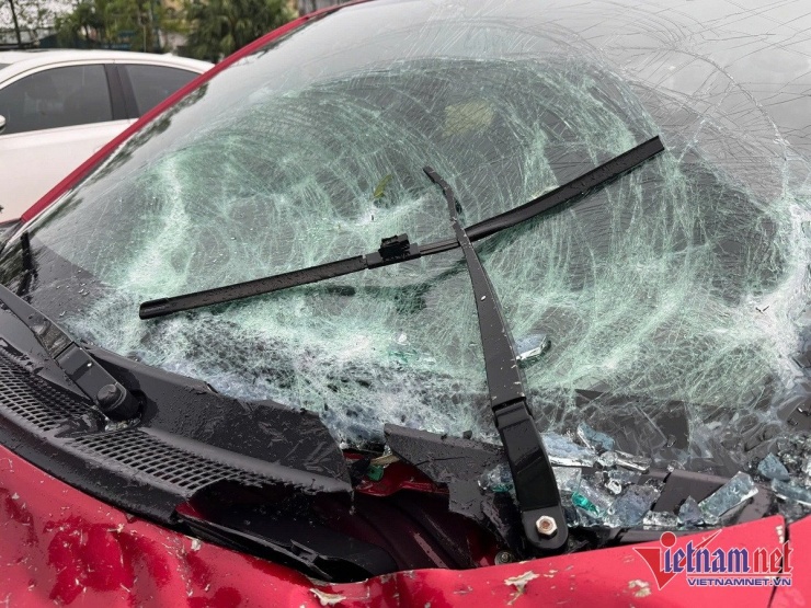 Kính lái của một xe vỡ tan sau khi bị vật thể từ trên cao rơi xuống. Ảnh: K.N