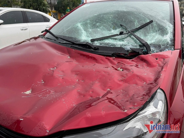 Nắp capo ô tô cũng biến dạng sau bão. Ảnh: K.N