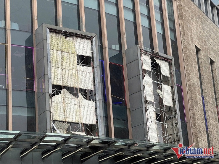 Mica và các thanh sắt từ hộp biển quảng cáo trên cao được cho là nguyên nhân khiến nhiều ô tô bị hư hỏng. Ảnh: K.N