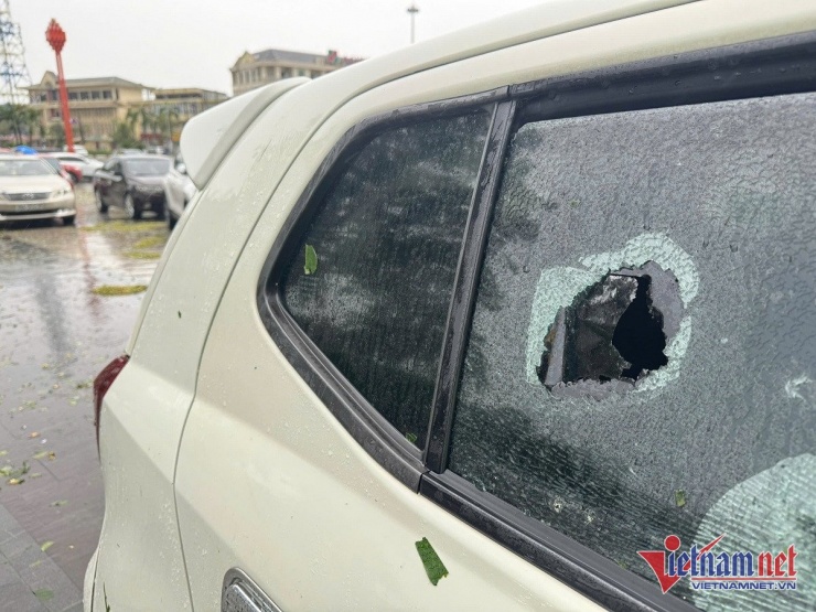 Chiếc xe Wigo bị vỡ kính cửa phía sau. Ảnh: K.N