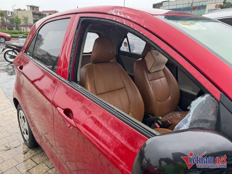 Chiếc xe này bị vỡ hoàn toàn kính cửa bên phải. Ảnh: K.N