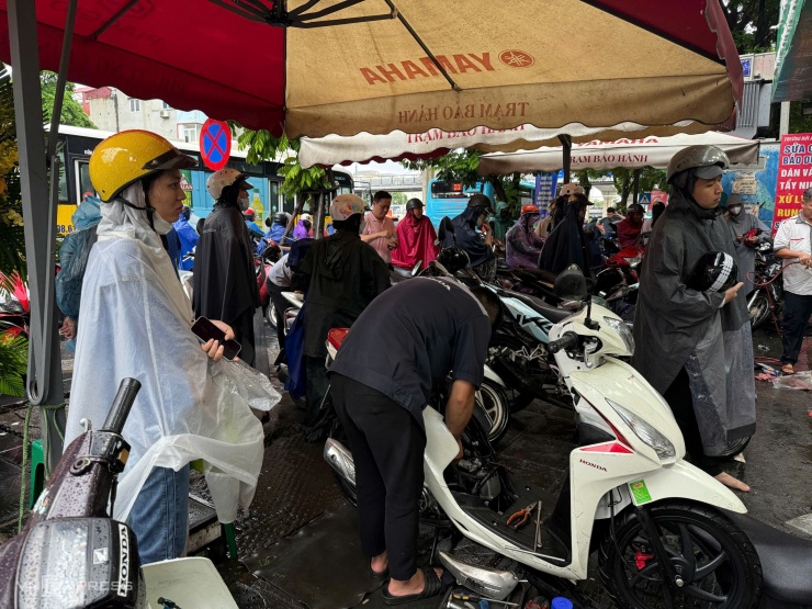 Hàng loạt ôtô chết máy, chờ cứu hộ trên đường Hà Nội - 13