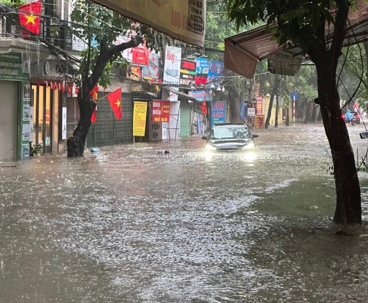 Mưa lớn, ngập sâu nhiều tuyến đường ở Hà Nội.