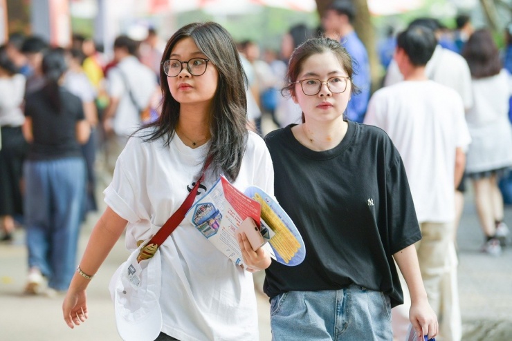 Thí sinh tại ngày hội lựa chọn nguyện vọng đăng kí xét tuyển năm 2025.