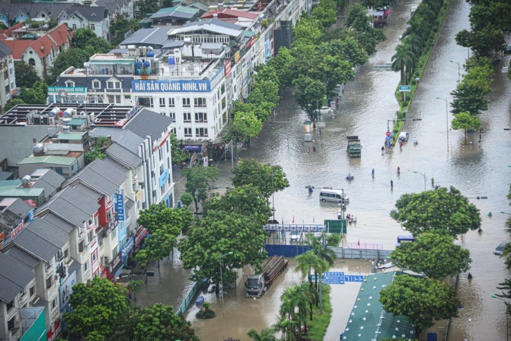 &#39;Ốc đảo triệu đô&#39; ngập sâu, người dân bỏ xe, vật vã lội nước đi làm - 1